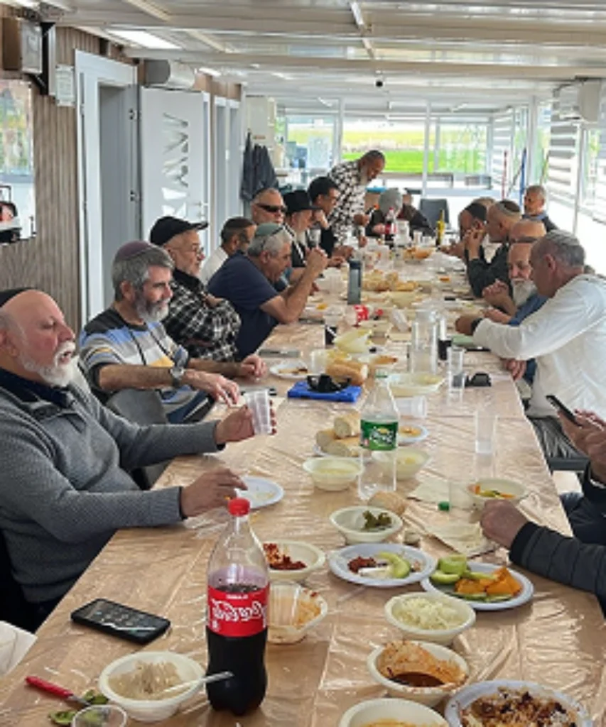 חברי הכולל בסעודה משותפת