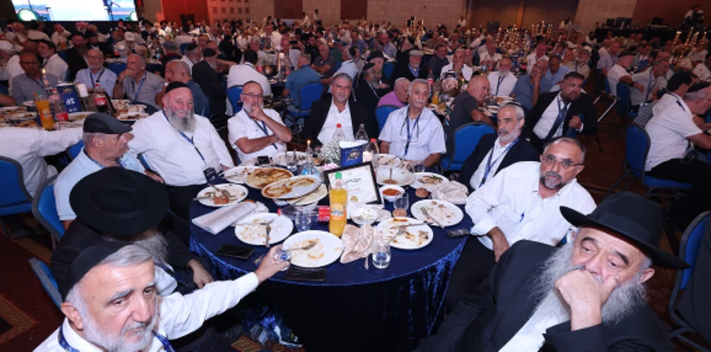 כנס של חברי הרשת סביב שולחנות ערוכים